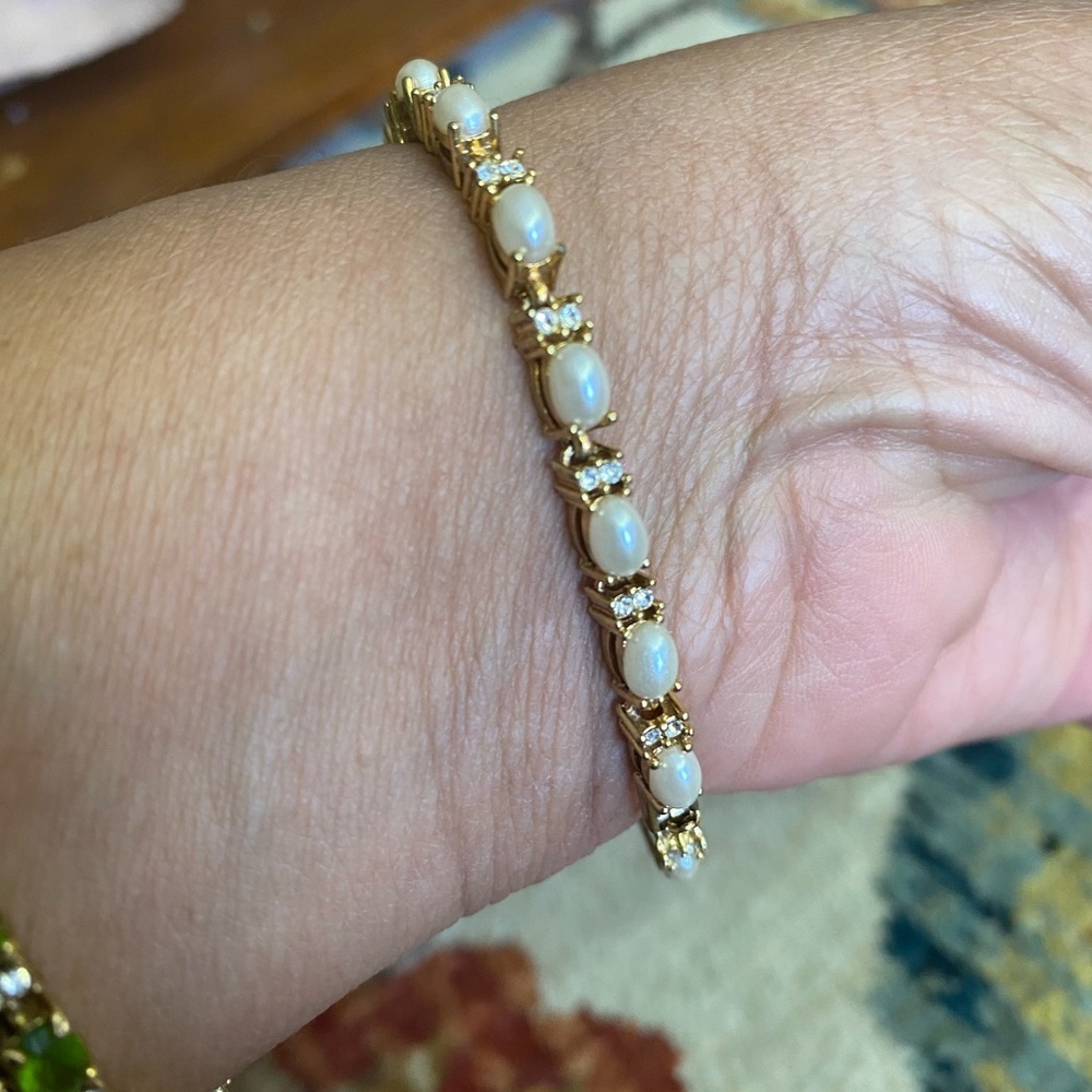 Vintage AVON Pearl Crystal Bracelet - Picture 3 of 5